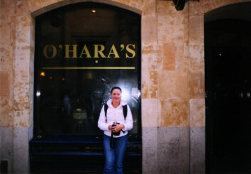 Aoife vor O'Haras (irische Kneipe).